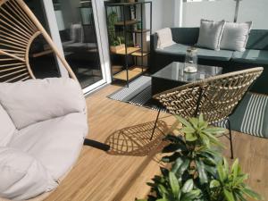 姆拉哥沃B&N Apartments的客厅配有藤椅和沙发