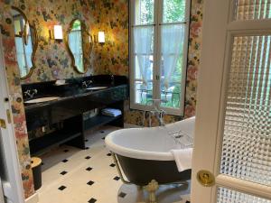 普罗旺斯艾克斯Villa Amara的带浴缸、水槽和镜子的浴室