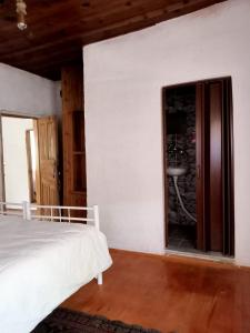 YeşilovaSalda Gölü Koca Kapı Konaklama的一间卧室设有一张床和一个窗口