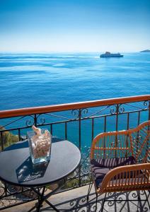 埃尔莫波利斯Arion Syros的俯瞰大海的阳台配有桌椅