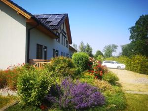 米泽德沃兹Pensjonat Ślepowron的屋顶上设有太阳能电池板的房子