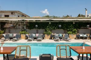 康托卡利泰勒希拉酒店的游泳池旁带桌椅的天井