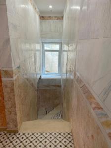 埃尔瓦斯Concept Guest House的一间带楼梯和窗户的浴室