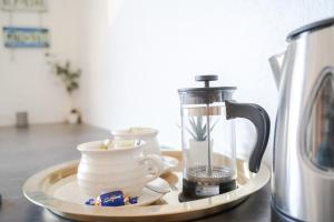 皮耶塔尔萨里Studio apartment in the heart of Jakobstad的一个带咖啡壶和茶杯的托盘