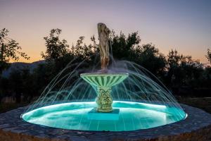 斯科派洛斯Giasemi Apartments的坐在喷泉里的女人的雕像