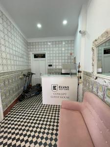 埃尔瓦斯Concept Guest House的配有粉红色床和柜台的房间