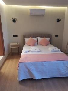 塞费里希萨尔SIĞACIK SEN KONUK EVİ的一间卧室配有一张带粉红色和蓝色床单的床