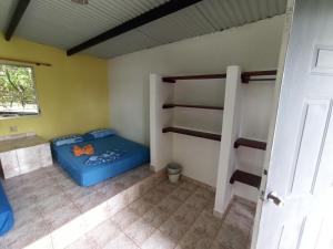 博卡奇卡Boca Brava Lodge的带两张双层床和一扇门的房间