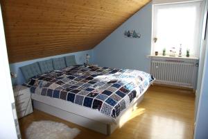 洪堡Ferienwohnung Klosterblick的一间卧室设有一张床和木制天花板