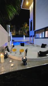 贝莱克Private & Secluded Luxury Villa Casa Pura Vida的浴室配有带两个盥洗盆的浴缸