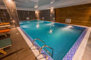 古多里Studio Apartment NFT New Gudauri 108的在酒店房间的一个大型游泳池