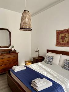 圣维托罗卡波Casa Marietta的一间卧室配有带毛巾的床