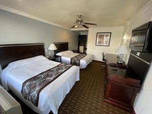 洛杉矶好莱坞宾馆的酒店客房设有两张床和一台平面电视。