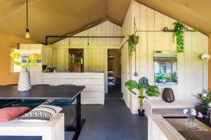 泽沃德Glamping lodge with Eco-Wellness的一个小房子的厨房和饭厅
