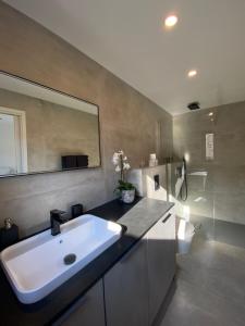 博尼法乔La Verda的浴室设有白色水槽和镜子