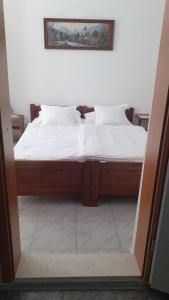 玛里纳Apartments Zdenka的一张带白色床单和枕头的床