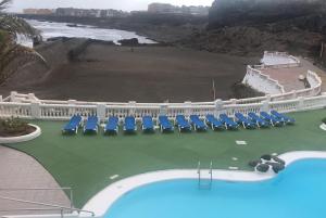 La EstrellaVivienda con encanto, en un complejo con piscina的一个带游泳池和椅子的度假胜地和大海