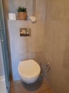 科尼基Apartament Koninki的一间位于客房内的白色卫生间的浴室