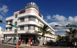 迈阿密海滩舍布鲁克全套房酒店 的白色的建筑,旁边标有标志