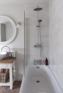 切斯特Luxury living outside the city walls - sleeps six!的白色的浴室设有浴缸和水槽。