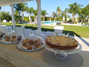 加利波利Tenuta Espada Luxury Residence的一张桌子,上面放着两盘糕点和馅饼