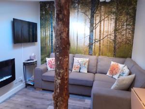 奈恩The Treehouse by Airlie的带沙发和树的客厅