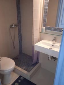 库卡里Artistic house的带淋浴、盥洗盆和卫生间的浴室