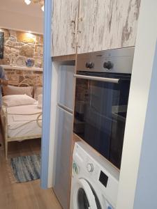 库卡里Artistic house的一间厨房,在房间内配有洗衣机和烘干机
