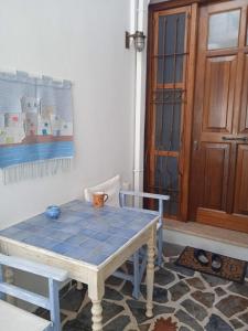 库卡里Artistic house的一张桌子,位于一间铺有蓝色瓷砖地板的客房