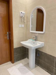 艾卜哈قمم بارك Qimam Park Hotel 2的一间带水槽和镜子的浴室