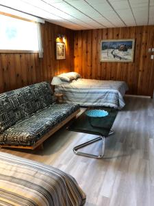 加蒂诺范妮和马克西姆民宿的客房设有两张床、一张沙发和一张桌子。