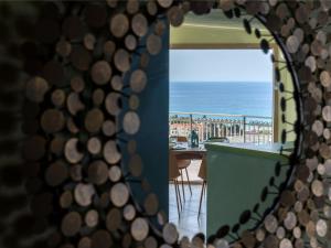 因佩里亚Villa LeA的镜子享有海景