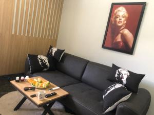 费特希耶Sofya Suites的客厅配有黑色沙发和桌子