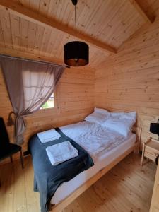 新古提Zacisze Śniardwy的小木屋内一间卧室,配有一张床