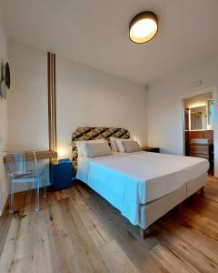圣安格塔苏德格尔夫Nostos - Casale e Permacultura的卧室配有一张白色的大床和一张桌子