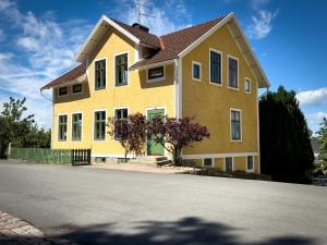 格兰纳Sjögatan 21,的街道边的黄色房子