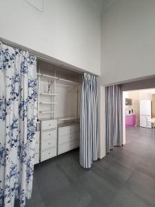 加拉蒂纳Appartamento Negroamaro的大房间设有白色橱柜和窗帘