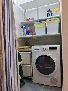 加拉蒂纳Appartamento Negroamaro的客房内的厨房配有洗衣机