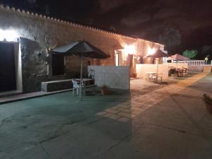 圣玛丽亚港Los Duendes的露台在晚上配有遮阳伞和桌椅
