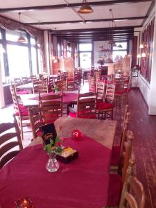 安卢Hotel Restaurant的用餐室配有桌椅和紫色桌布
