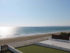 皮尔瓦利亚Panorama Beach House, 5 meters to the sea的阳台享有海滩美景。