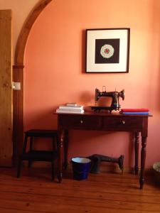 辛特拉辛特拉小型旅馆的橙色墙壁的房间里一张桌子
