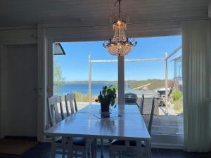特罗尔海坦Holiday home Trollhättan II的一间带桌子和吊灯的用餐室