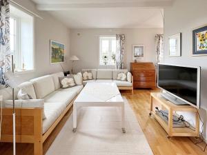 英斯约Holiday home YNGSJÖ, SVERIGE II的客厅配有白色沙发和电视