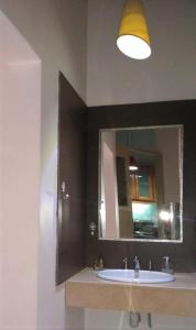门多萨Departamento FAMILY的一间带水槽和镜子的浴室