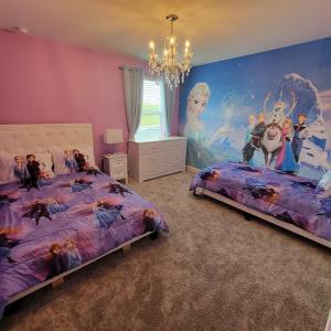 基西米Winterfield Storey Lakeview 4173的一间卧室配有两张床和一张迪斯尼壁画