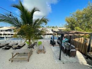 马拉松Luna Bay Breeze的一个带桌椅和棕榈树的庭院