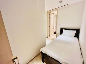 迪拜FIVE Palm Jumeirah Resort - 2 Bedrooms plus Maids and Private Jacuzzi - ModernLux的一间小卧室,配有一张床和镜子