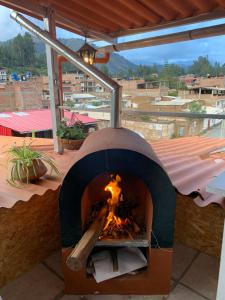 CarhuazLas Torrecitas的屋顶上的比萨饼烤箱