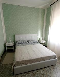 巴尔加Affittacamere La Foresta di Sopra的一间卧室配有一张大床和两张桌子